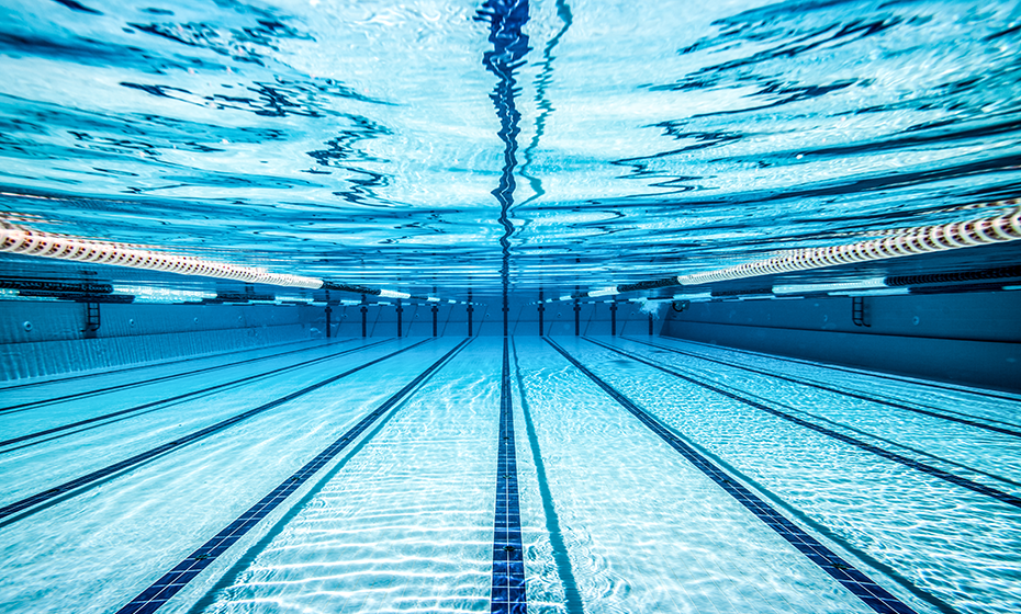 Jeune femme dans les vestiaires de la piscine 1