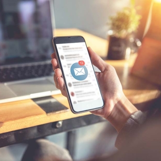 une personne regarde son téléphone portable affichant une grosse notification