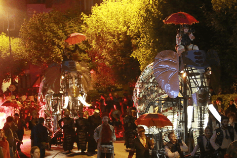 Déambulation d'éléphants mécaniques