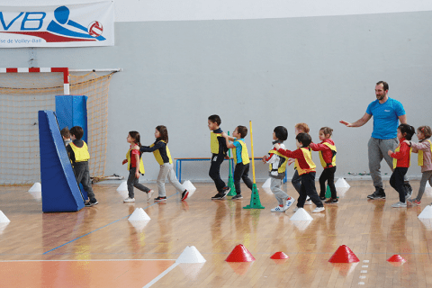 Enfants dans un gymnase