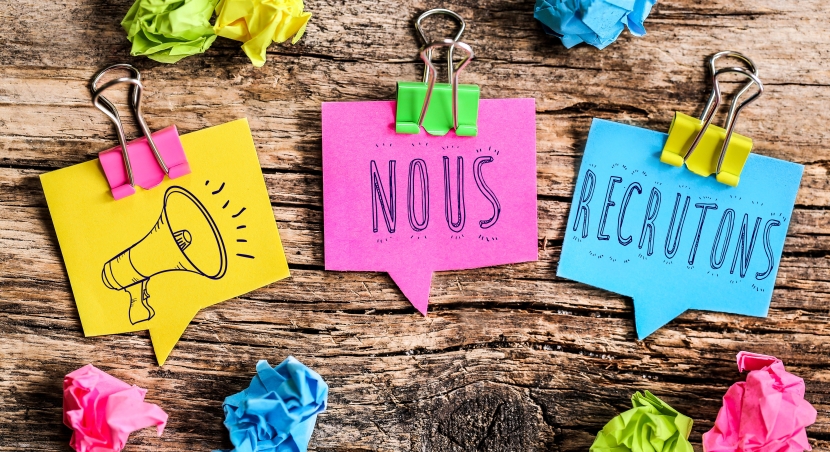 Post-it sur une planche en bois où il est écrit Nous recrutons
