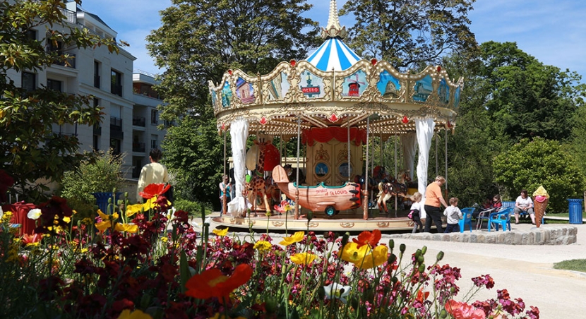 Photo du manège de la Ville dans le parc Maison Blanche