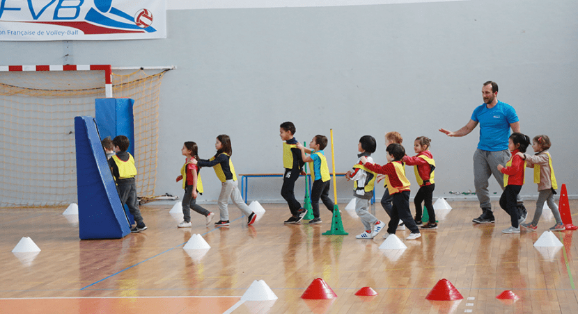 Enfants dans un gymnase