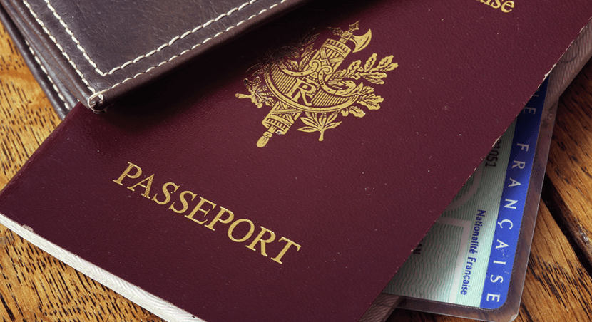 Un passeport et une carte d'identité sont posés sur une table
