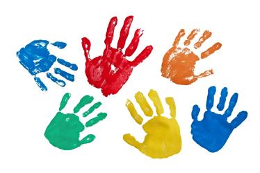 Empruntes de peinture représentant des mains d'enfants 