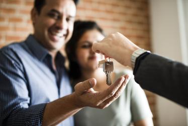 Achat immobilier - aide aux primo-accedants - un couple reçoit les clés d'un bien immobilier