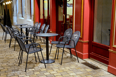 Une terrasse avec une table et des chaises autour